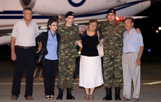 Χαμόγελα και αγκαλιές μακριά από τις τουρκικές φυλακές 