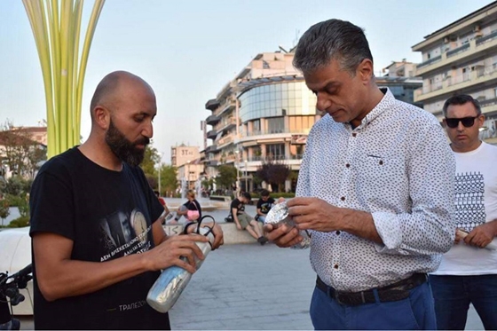 Ο Β.Καριοφυλλίδης παραδίδει στον Δήμαρχο Ορεστιάδας το χώμα από τη "χαμένη πατρίδα" των Ποντίων