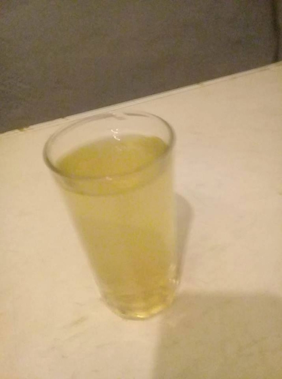 Το επίμαχο ποτήρι με το κίτρινο νερό