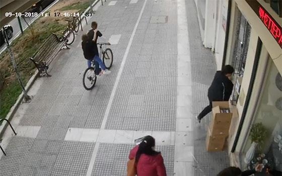 Στιγμιότυπο από την κάμερα ασφαλείας καταστήματος