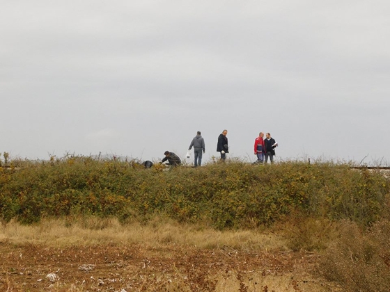 Προσπάθεια περισυλλογής των ανθρώπινων μελών από τις γραμμές του τρένου