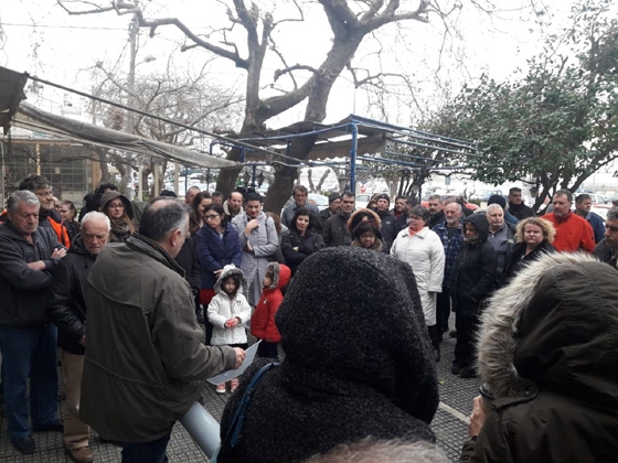 Η διαμαρτυρία έξω από το Υποκατάστημα με το Δήμαρχο παρών