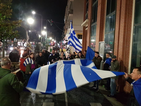 Στιγμιότυπο από την τελευταία διαμαρτυρία στην Αλεξανδρούπολη την ημέρα ψήφισης της Συμφωνίας