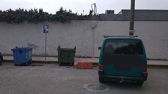 Πάρκινγκ σε θέση ΑμεΑ έξω από το Δημοτικό στάδιο Αλεξανδρούπολης 