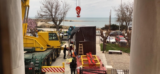 Η άφιξη του αγάλματος στο Νομαρχείο