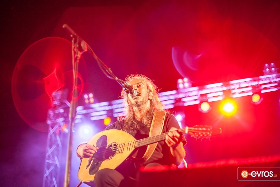 O Γιάννης Χαρούλης στο stage της συναυλίας