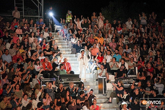 Η στιγμή που η Άλκηστις Πρωτοψάλτη ανέβηκε στις κερκίδες του θεάτρου και τραγούδησε μαζί με το κοινό