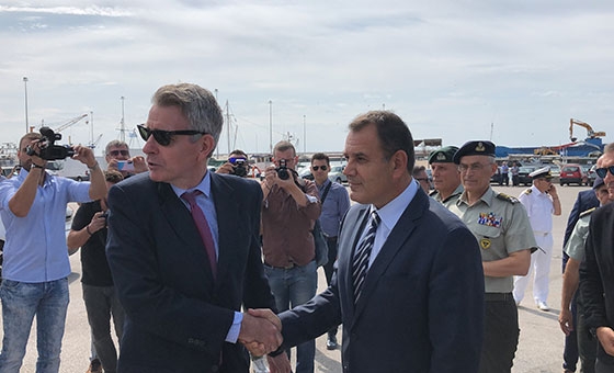Στιγμιότυπο από την πρόσφατη επίσκεψη του Πρέσβη των ΗΠΑ στην Ελλάδα και του Υπουργού Εθνικής Αμύνης της Ελλάδος, στο λιμάνι Αλεξανδρούπολης