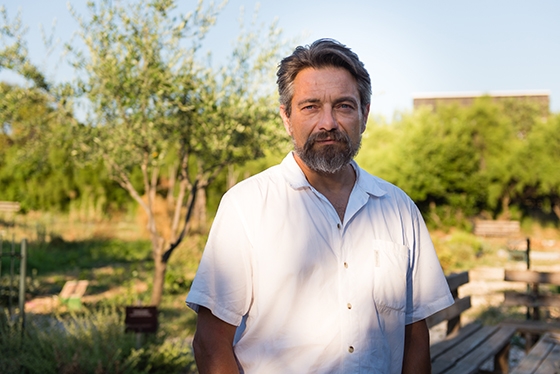 Ψυχή του λαχανόκηπου είναι ο αστικός βιοκαλλιεργητής, Γιώργος Ξεπαπαδάκος, ο οποίος καλλιεργεί δεκάδες διαφορετικά είδη και ποικιλίες λαχανικών