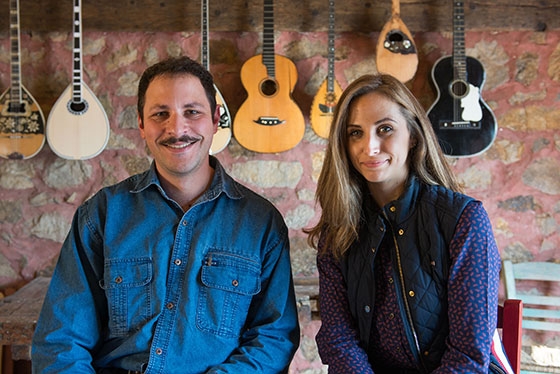 Ο Γιάννης Καδόγλου και η Σμαρώ Κυρτσίδου είναι ένα νεαρό ζευγάρι γεωπόνων που έχουν επιλέξει την καθημερινή επαφή με τη γη και τη φύση