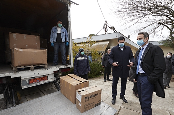 VIDEO: Παρουσία του Πρωθυπουργού η παράδοση υγειονομικού υλικού στο Γ.Ν. Νοσημάτων Θώρακος Αθηνών «Η Σωτηρία»