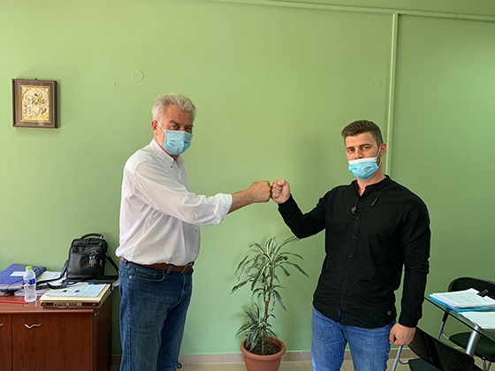 Ο κ. Καπετανίδης με τον κ. Παπαζηλάκη κατά την παράδοση του εξοπλισμού