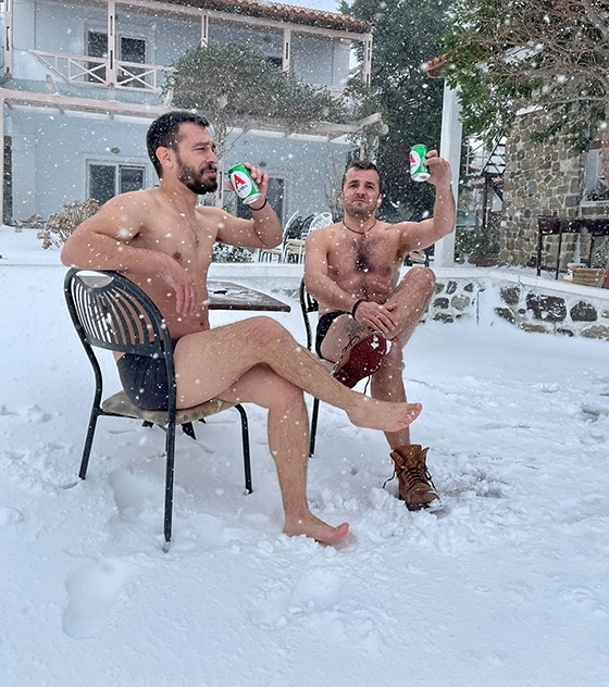 Ο Γιάννης Γιαννέλος (αριστερά) και ο Μάκης Χάνος (δεξιά) στο νησί της Σαμοθράκης.