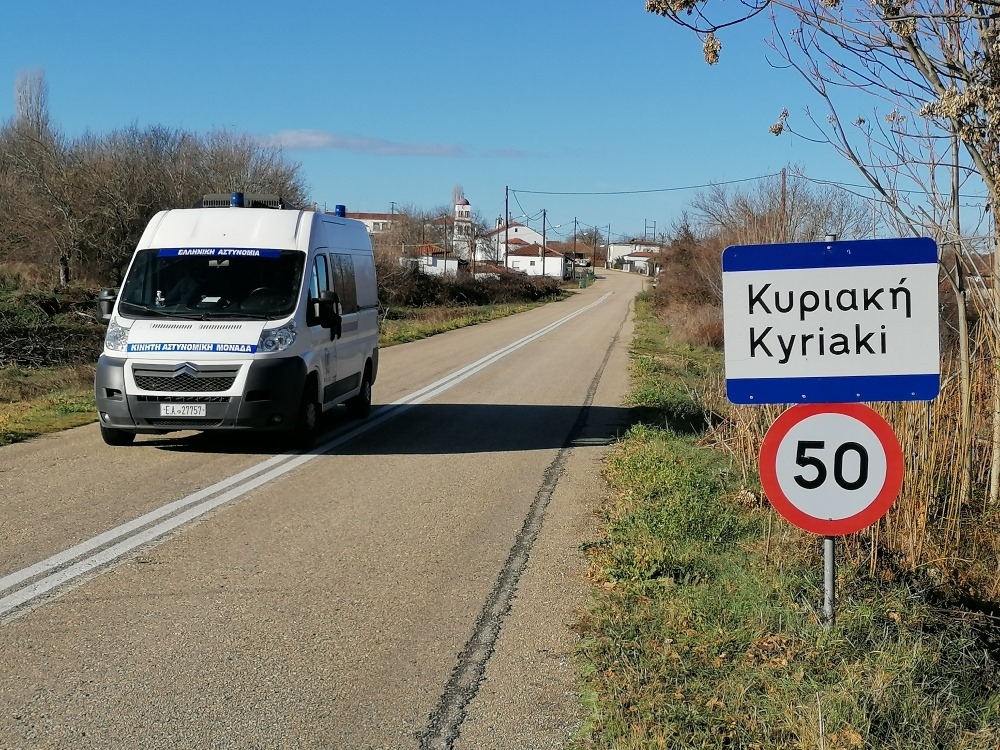 Οι αστυνομικές μονάδες πραγματοποιούν επιτόπιες υπηρεσίες στους κατοίκους και διεκπεραιώνοντας ζητήματα καθημερινού χαρακτήρα, που χρήζουν άμεσης επίλυσης.