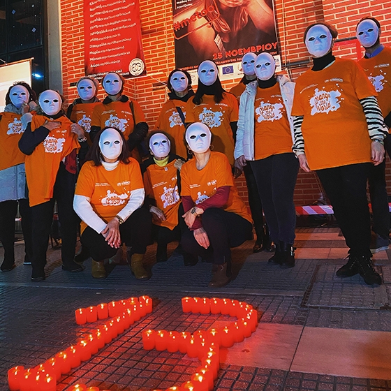 13 γυναίκες - 13 κάδρα - 13 κεριά. Όλες μαζί στέλνουν ένα μήνυμα "Είμαστε όλες εν δυνάμει θύματα έμφυλης βίας".