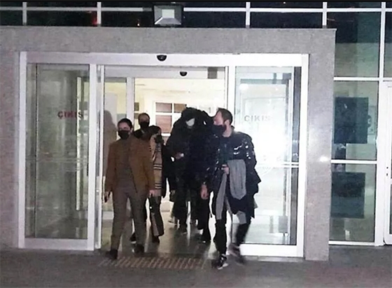 Στιγμιότυπο από την έξοδό τους από το δικαστικό μέγαρο Ανδριανούπολης
