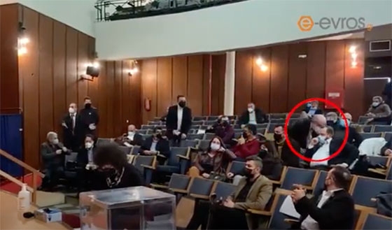 Η επίμαχη στιγμή από το  πολιτικό «αλισβερίσι»