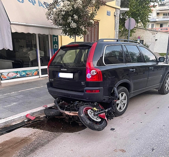 Η μηχανή καρφώθηκε με μεγάλη ταχύτητα στο πίσω μέρος σταθμευμένου οχήματος