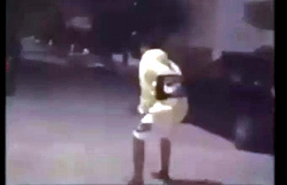 Κομοτηνή: Ταυτοποιήθηκε το άτομο που πετάει στον αέρα γατάκι και μετά το κλωτσά (video)