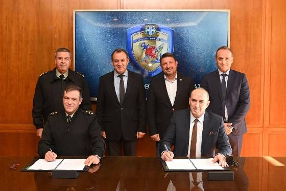 Στιγμιότυπο από την υπογραφή της σύμβασης παρουσία Υπουργών και Αρχηγού ΓΕΣ