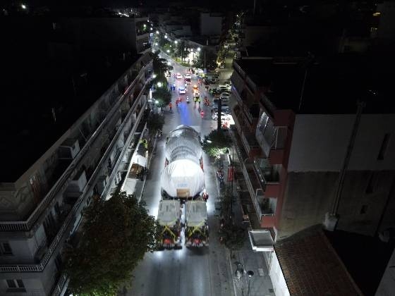 Η θηριώδης κατασκευή διασχίζει τη Λεωφόρο Δημοκρατίας