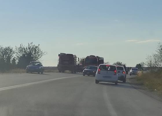 Επί τόπου βρέθηκαν οχήματα της Πυροσβεστικής Υπηρεσίας, προκειμένου να απεγλωβίσουν τον άτυχο άνδρα 