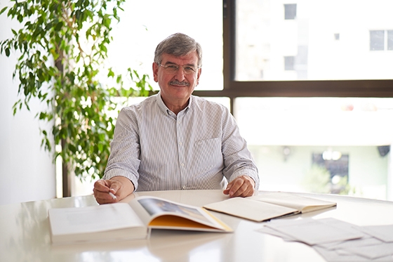 Ο Μενέλαος Μαλτέζος είναι Οικονομολόγος και έχει εδώ και πολλά χρόνια δική τους εταιρεία με έδρα την Αλεξανδρούπολη