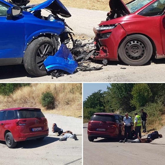 Στο κόκκινο όχημα επέβαινε η τετραμελής οικογένεια Εβριτών και στο μπλε δύο άνδρες, πακιστανικής καταγωγής.