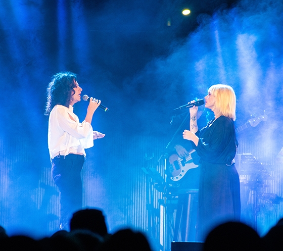 Οι δύο τραγουδίστριες on stage