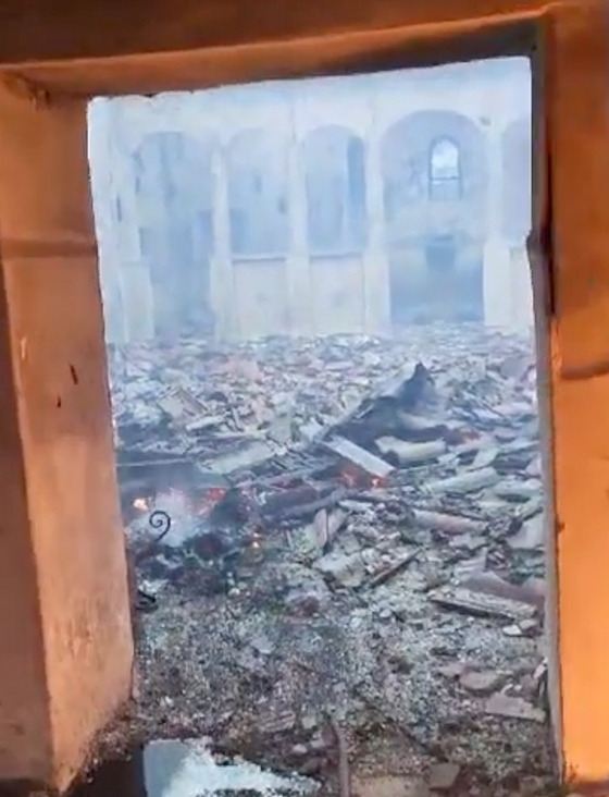 Κάηκε ολοσχερώς η ιστορική εκκλησία στο Αετοχώρι (video)