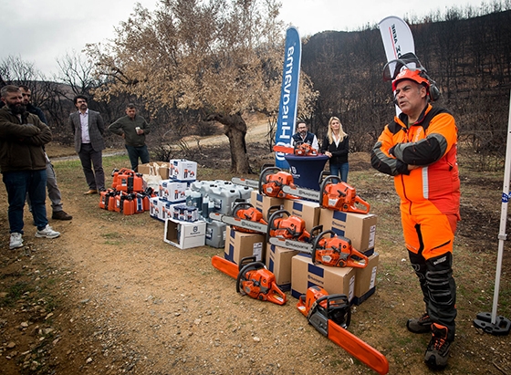 Στιγμιότυπο από την παράδοση του υλικού στα δασαρχεία Αλεξανδρούπολης και Σουφλιόυ