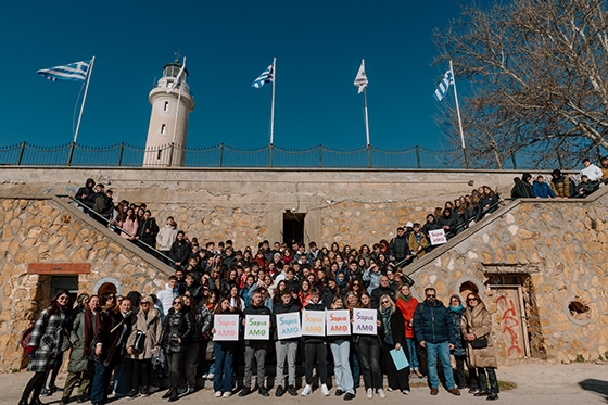 Αναμνηστική φωτογραφία στα σκαλοπάτια, κάτω από το Φάρο