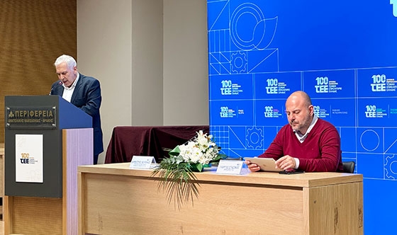 O Πρόεδρος του ΤΕΕ Θράκης κ. Δημήτρης Λουρίκας καθώς καλωσορίζει τον πρόεδρο του ΤΕΕ κ. Γιώργο Στασινό κατά την επετειακή εκδήλωση το απόγευμα της Πέμπτης