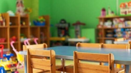 Παιδάκια σε αποθήκη παιδικού σταθμού της Αλεξανδρούπολης, για "αποσυμπίεση".