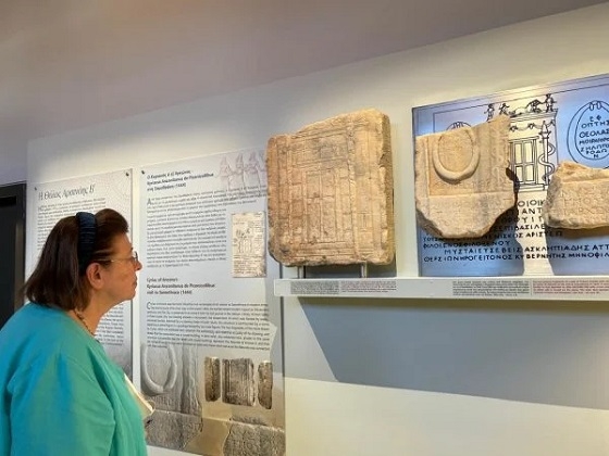 Η Λίνα Μενδώνη στο ανακαινισμένο Μουσείο Σαμοθράκης.