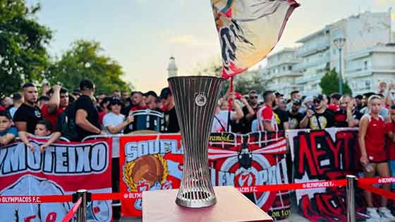 Η κούπα με φόντο το Φάρο της Αλεξανδρούπολης