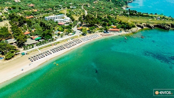 Οι ελεύθερες παραλίες στην περιοχή βρίσκονται σε ποσοστό 50%.