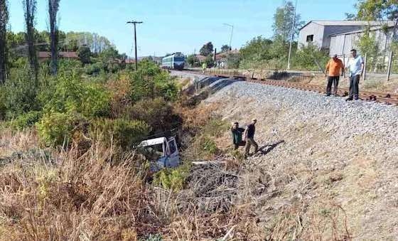 Το αγροτικό όχημα βρέθηκε στο χαντάκι μετά τη σύγκρουση. Πηγή φωτογραφία: Ράδιο Έβρος.
