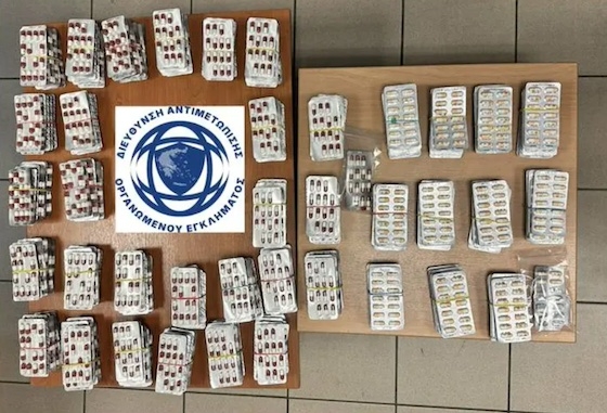 Εντοπίσθηκε σάκος με περισσότερα από -5.300- νευρολογικά και φαρμακευτικά σκευάσματα, τα οποία είχε προμηθευτεί με σκοπό τη διακίνηση.