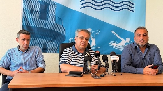 Αριστερά: Βασίλης Κουνδουράκης (προπονητής) Κέντρο: Μιχάλης Κούγκουλος (Πρόεδρος ΝΟΑ) Δεξιά: Γιάννης Καλαϊτζίδης (Έφορος)