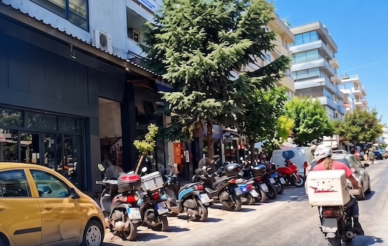 Με τις νέες ρυθμίσεις η πόλη κερδίζει συνολικά 180 νέες θέσεις, ανεβάζοντας τη συνολική διαθέσιμη χωρητικότητα σε περίπου 635 δίκυκλα.