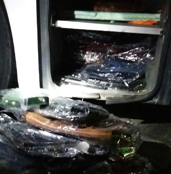 Φωτογραφία από την κρύπτη του λεοφωρείου που εντοπίστηκαν κάποια από τα λαθραία.
