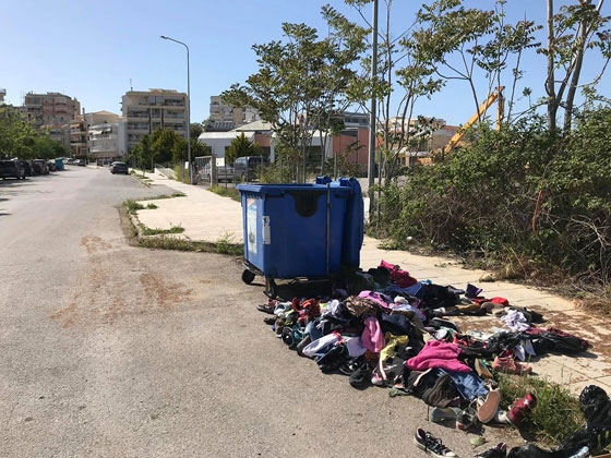 Η απάντηση του Πολυκοινωνικού για τα πεταμένα ρούχα έξω από κάδο ανακύκλωσης
