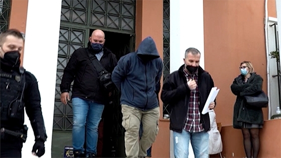 Στιγμιότυπο από την στιγμή που βγαίνει από το δικαστικό μέγαρο Αλεξανδρούπολης ο 30χρονος συζυγοκτόνος.