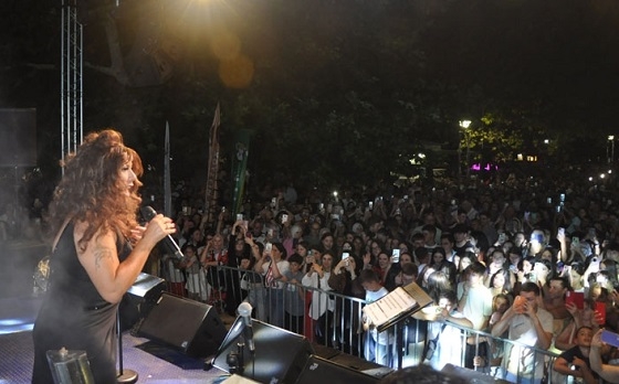 Η Ισίν Καρατζά στην πλατεία της Κομοτηνής.