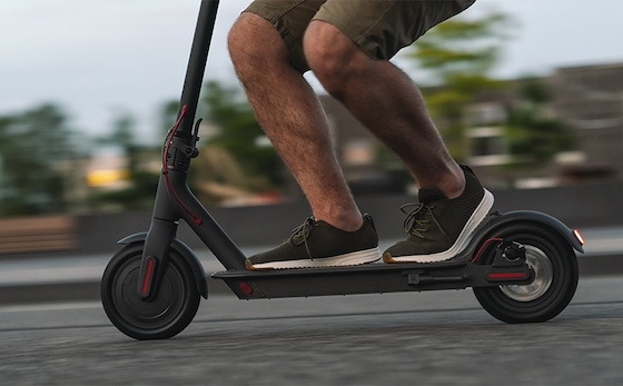 Άρπαξε το πατίνι και άρχισε να "κόβει" βόλτες στην πόλη.