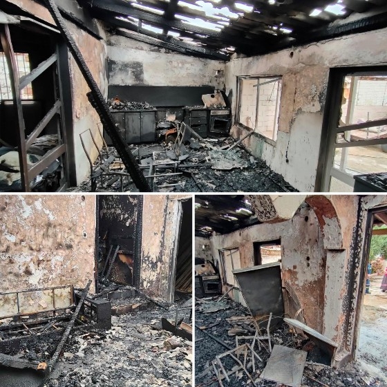 Φωτογραφίες από την φωτιά που τύλιξε το σπίτι.