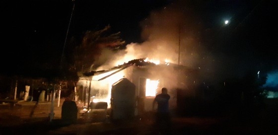 Φωτογραφίες από τις φλόγες που τυλίγουν το σπίτι.