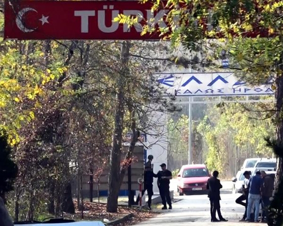 Παραμένει για 3η μέρα εγκλωβισμένος στην «νεκρή ζώνη» ο Αμερικανός υπήκοος (video)