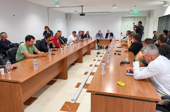 Έβρος: Ένταση στη συνάντηση αγροτών και κτηνοτρόφων με τον υφυπουργό Αγροτικής Ανάπτυξης Έβρος: Ένταση στη συνάντηση αγροτών και κτηνοτρόφων με τον υφυπουργό Αγροτικής Ανάπτυξης